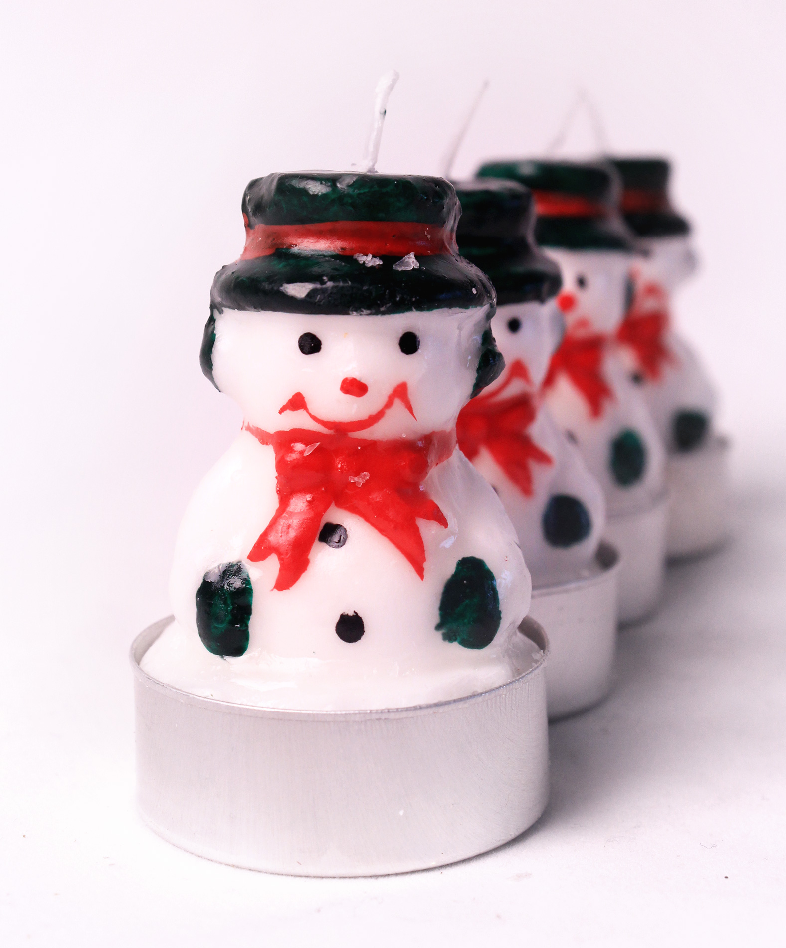 5 petites bougies en forme de bonhomme de neige