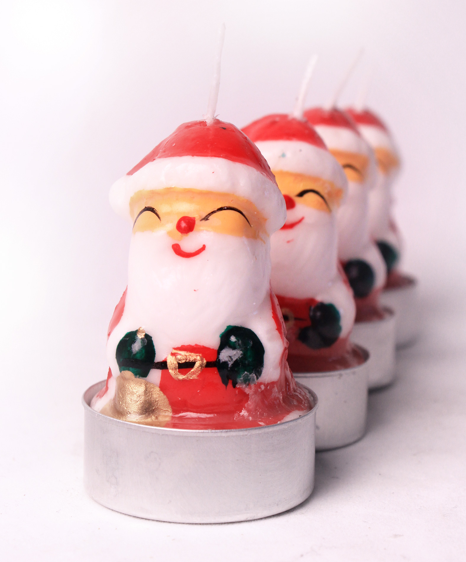 5 petites bougies en forme de Père Noël