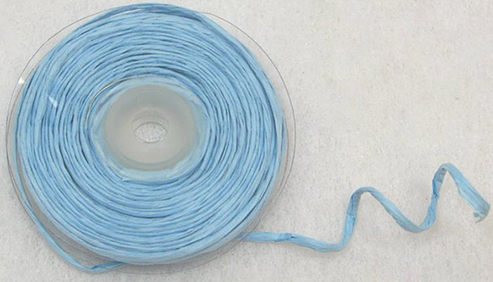 Rouleau de raphia avec fil métallique bleu ciel