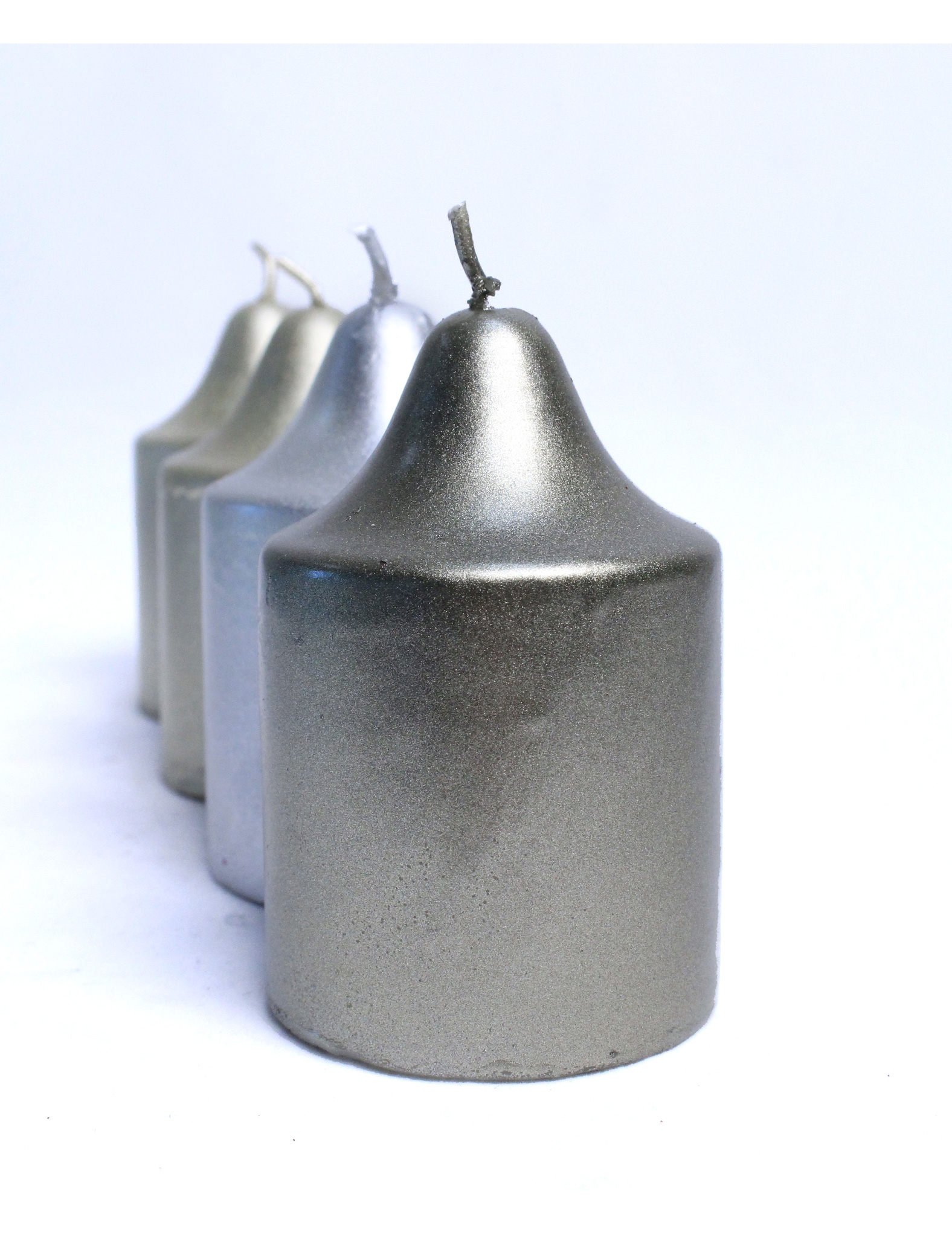 4 bougies argentées sur un plateau 7,5 cm de hauteur