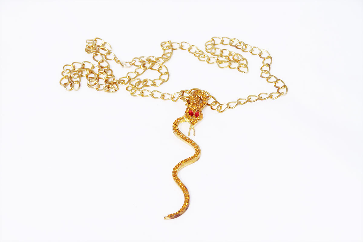 Collier doré avec serpent