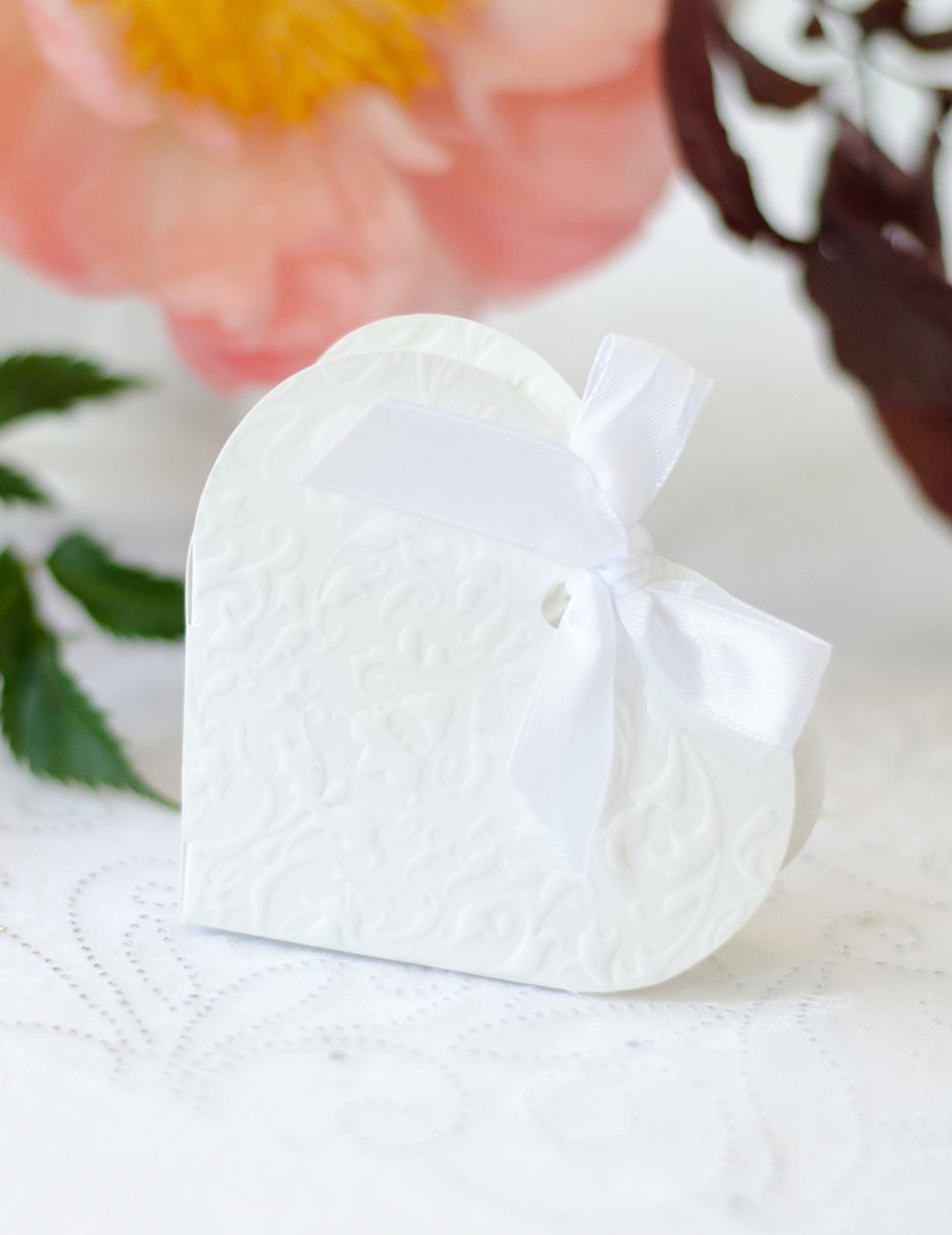 10 boites à dragées en carton c ur blanc 10 x 9 x 3 cm avec arabesques