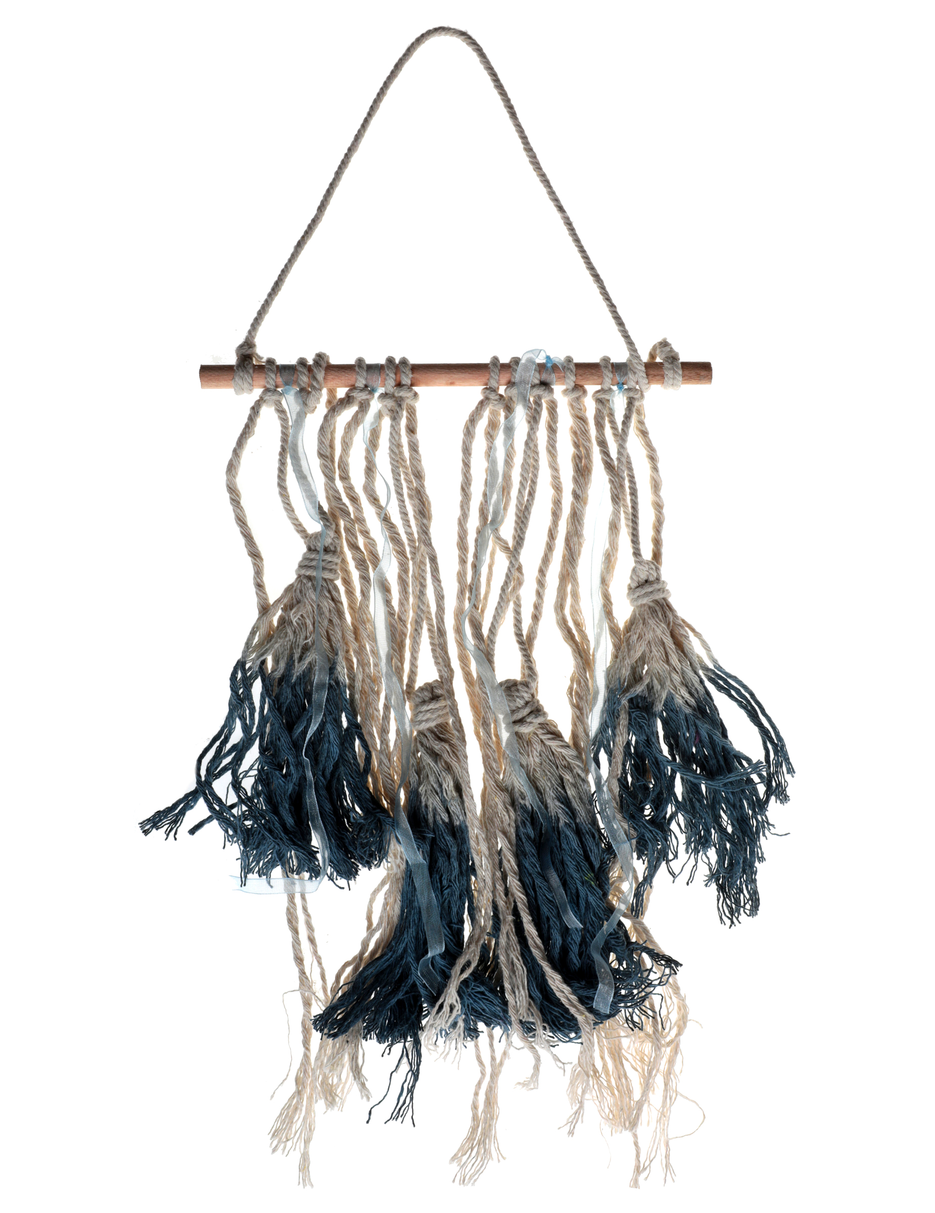 Suspension en bois pompons bleus 24 x 50 cm