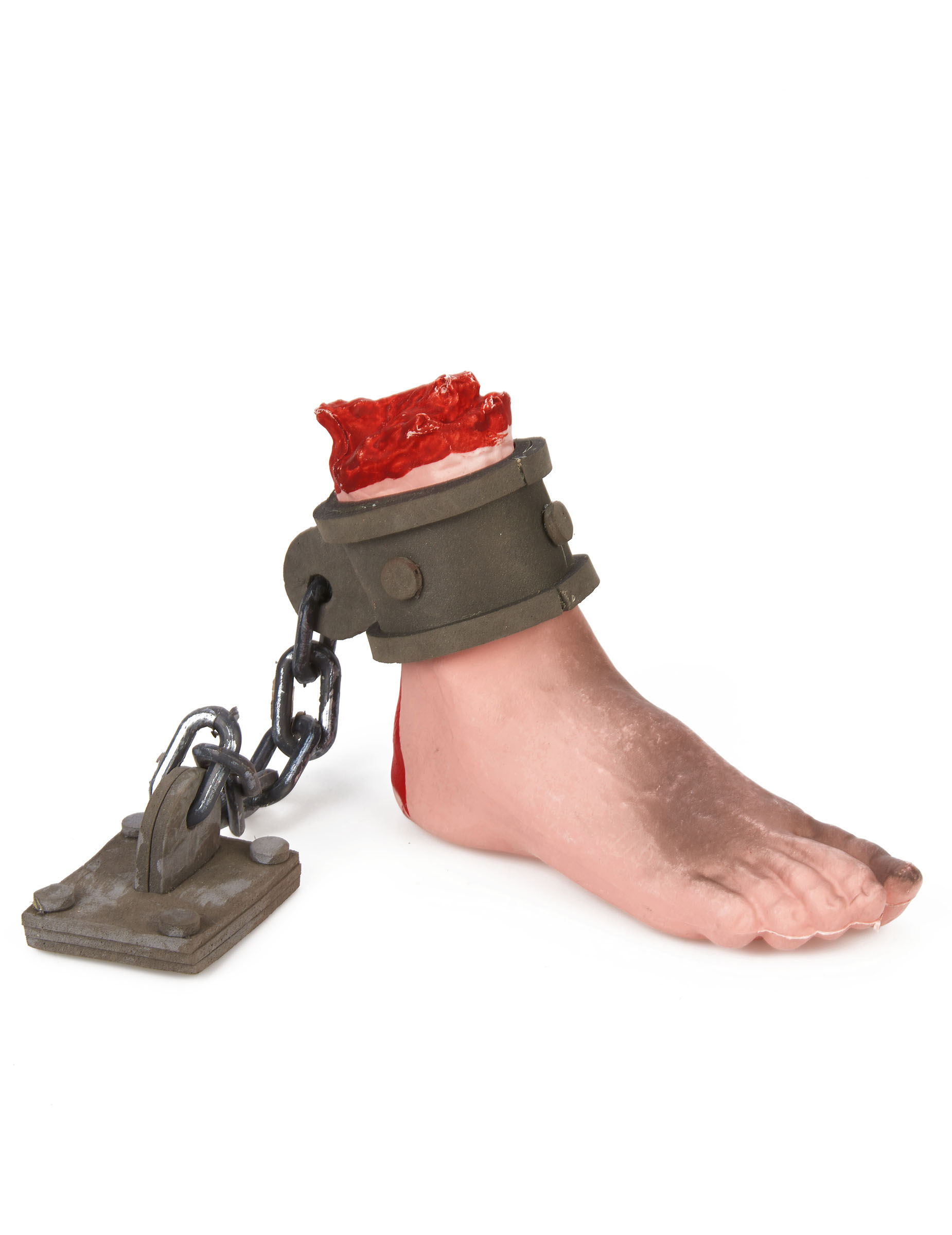 Pied ensanglanté avec chaîne