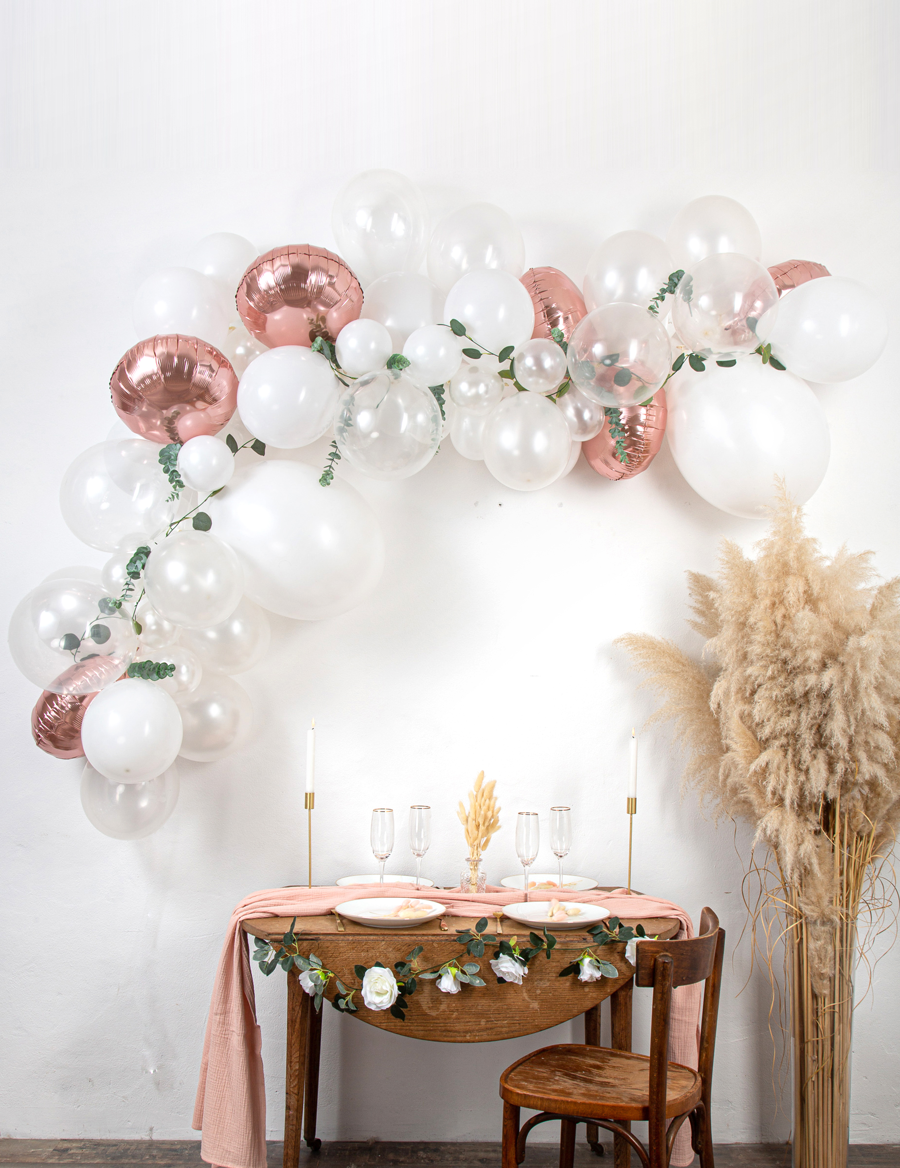 Kit arche de 70 ballons rose gold avec eucalyptus et roses