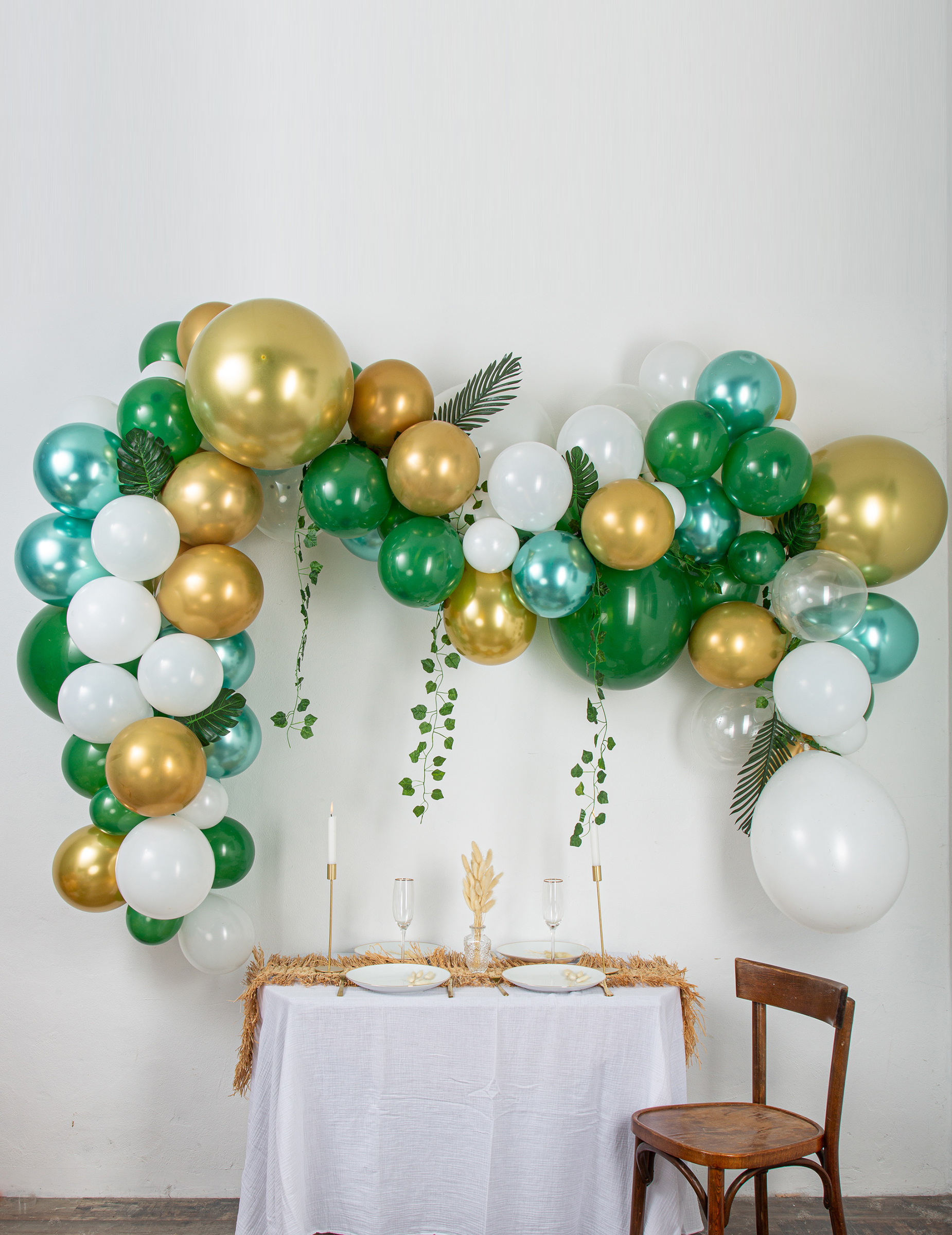 Kit arche de 86 ballons tropicale avec lierre, palmier et Monstera