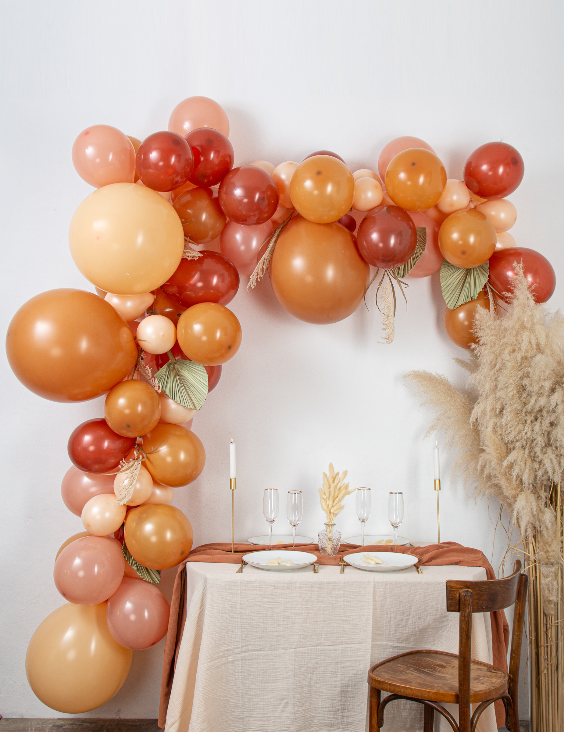 Kit arche de 70 ballons boho avec pampa et feuilles séchées